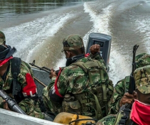 Guerrilleros del ELN en desplazamiento. 