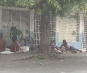 Venezolanos durmiendo en andenes de la ciudad.