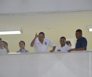 El alcalde Nene Pérez se asomó desde el Juzgado, ante los cienagueros que fueron a apoyarlo.