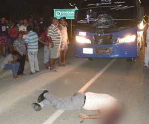 El cuerpo del anciano quedó tendido en la carretera.