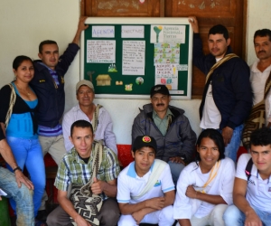 Líderes veredales de la zona alta de Minca, en Santa Marta, conformaron el comité editorial del periódico mural para organizar la información institucional y comunitaria.