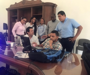 Funcionarios de la Gobernación y la Alcaldía revisan los documentos del proyecto de doble calzada a El Rodadero