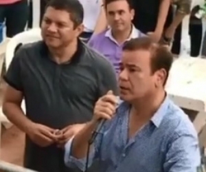 Ivan Villazon hablandole a Poncho Zuleta en medio de una presentación 