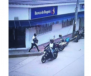 Los delincuentes huyeron en una motocicleta. 