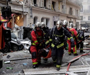 Hay más de veinte heridos, entre ellos cuatro bomberos, según un primer recuento. 