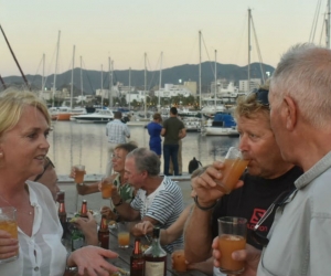 Extranjeros disfrutando de la Marina Internacional de Santa Marta