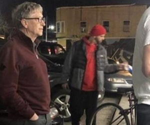 Bill Gates esperando su turno para comprar una hamburguesa.