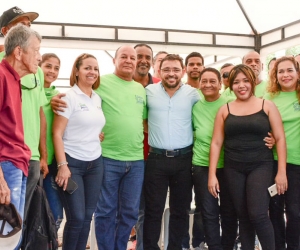 El Alcalde de Santa Marta en compañía de habitantes del barrio Pescaíto