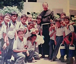 Gustavo Trujillo con los estudiantes del curso 2A en el año 1997, promoción 2006. 