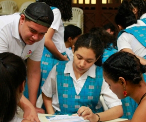 Jóvenes en el proceso de inscripción. 