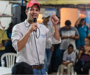 El Mello reunido con simpatizantes de su campaña.