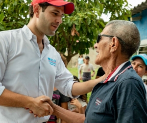 El Mello reunido con simpatizantes de su campaña.