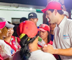 El Mello reunido con simpatizantes de su campaña.