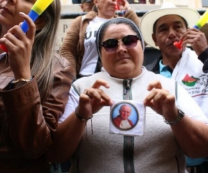 Sor-presa, la monja de la manifestación a favor de Uribe.