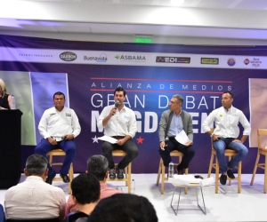 Candidatos durante el Gran Debate Magdalena.