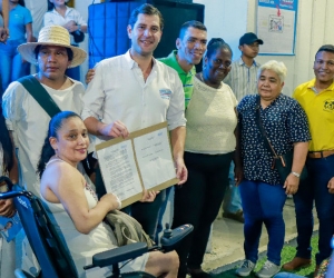 El Mello reunido con simpatizantes de su campaña.