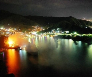 Panorámica de Taganga durante el pleno incendio del hotel Jaba Nibue