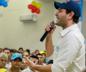 El Mello reunido con simpatizantes de su campaña.