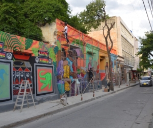 Pintan mural en la calle 18 de Santa Marta 