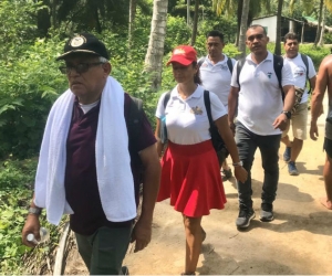 Adolfo Bula, secretario de gobierno, recorriendo los predios del Tayrona