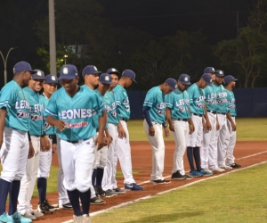 El equipo Leones debutando en el escenario deportivo samario.