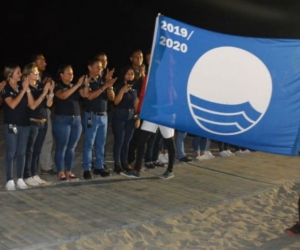 Momento en que la Bandera Azul es presentada para ser izada en la playa del Zuana.