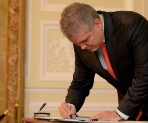 Iván Duque firmando el decreto para este 21 de noviembre.