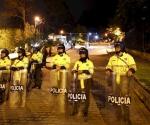  Los policías resultaron heridos en Bogotá y Cali.