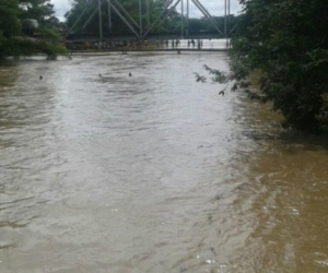 El pequeño se bañaba con sus familiares en el río San Sebastián.