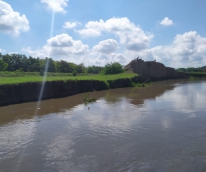 los altos niveles del Río Magdalena que afectan el sector de La Bonga, vía que comunica a Salamina con El Piñón