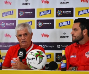 El DT Julio Comesaña y el capitán Sebastián Viera en la rueda de prensa.