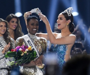 Momento en que la representante de Sudáfrica recibe su corona como Miss Universo.