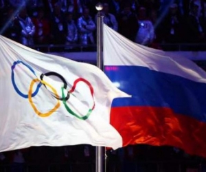 Bandera olímpica y bandera de Rusia.