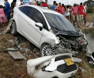 Así quedó el carro luego de ser embestido por el tren. 