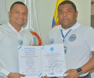El contralor Distrital, Edilson Palacio, recibió la certificación. 