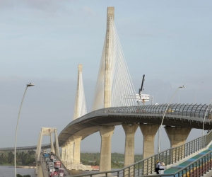 La construcción de la nueva estructura generó hasta 1.978 empleos directos, la cual cuenta con tres carriles por sentido, zona peatonal a cada lado y ciclo-ruta, la longitud del puente es de 3.2 kilómetros y el ancho total es de 38 metros.