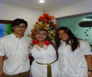 La diseñadora Pilar Espina y sus hijos Marcela y Javier Mauricio