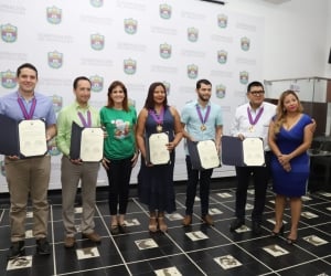 Las medallas fueron impuestas por la gobernadora Rosa Cotes y la secretaria del Interior departamental, Norma Vera Salazar.