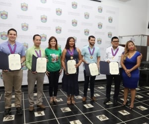 Las medallas fueron impuestas por la gobernadora Rosa Cotes y la secretaria del Interior departamental, Norma Vera Salazar.