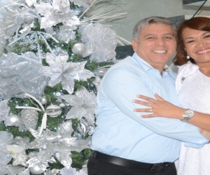 El reconocido otorrinolaringólogo, Antonio Urbina; su esposa, la gerente de Transporte Sensación, Naerobis Alvarado 
