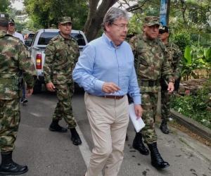 El Ministro visitó junto con los Comandantes de la Fuerza Pública de la zona la vía Riohacha - Santa Marta.