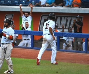 Jugadores de Gigantes celebran un batazo.