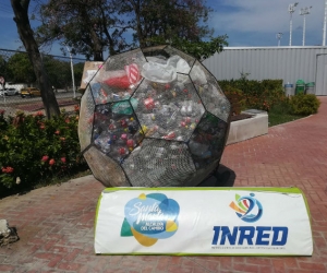 Balón lleno de botellas de plástico.