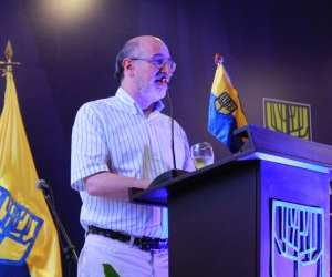 El decano Juan Lozano, durante su intervención en la celebración de la acreditación.
