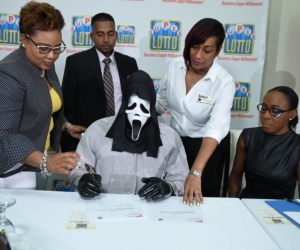 Hombre reclama premio de lotería con máscara en Jamaica