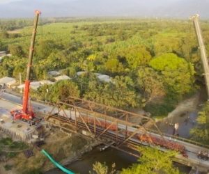 Proceso de reemplazo del puente férreo sobre el río Sevilla.