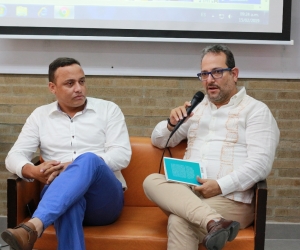 Dagoberto Enrique Mata Daza, ex soldado y periodista en conversatorio sobre las minas antipersonas con el periodista Leonardo Herrera en la Sergio Arboleda