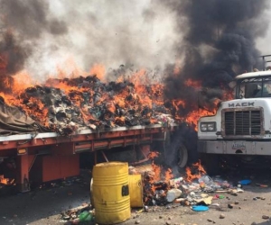 Camión con ayuda humanitaria quemado en la frontera. 