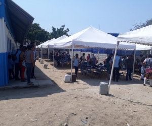 Los estudiantes fueron reubicados en la sede de María Cecilia, donde instalaron carpas.