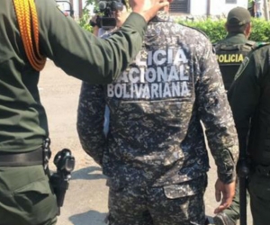 Policías colombianos acompañando a venezolanos